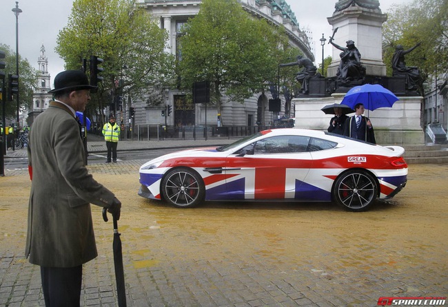 Aston Martin Vanquish biến thành Quốc kỳ di động tuyệt đẹp 11