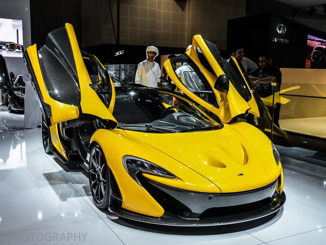 M&atilde;n nh&atilde;n với d&agrave;n si&ecirc;u xe tại triển l&atilde;m Dubai 2013 2