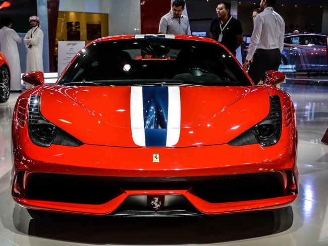 M&atilde;n nh&atilde;n với d&agrave;n si&ecirc;u xe tại triển l&atilde;m Dubai 2013 5