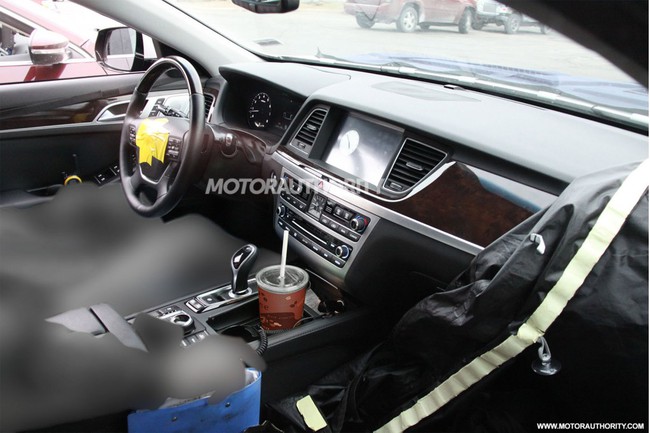 Hyundai Genesis Sedan 2015 lại "chạy rông" trên đường 8