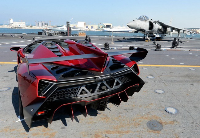 Lamborghini Veneno Roadster ra mắt trên...hàng không mẫu hạm 1