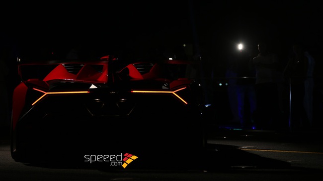 Lamborghini Veneno Roadster ra mắt trên...hàng không mẫu hạm 17