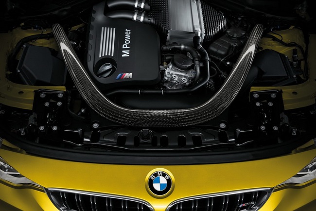 BMW M3 Sedan và M4 Coupe có tính năng kiểm soát "đốt lốp" 30