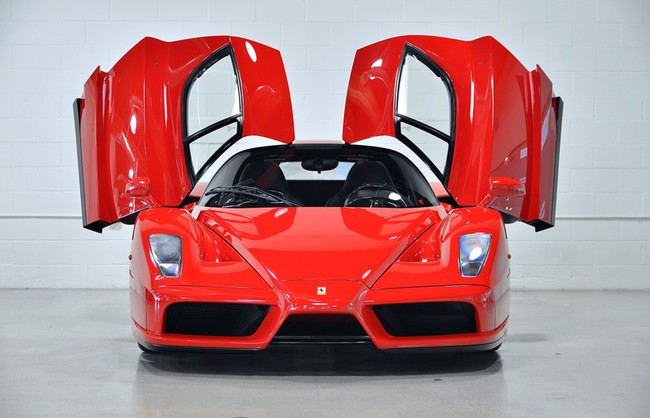 “Rao vặt” siêu xe Ferrari Enzo gần như mới 1