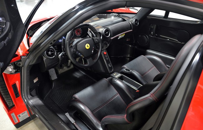 “Rao vặt” siêu xe Ferrari Enzo gần như mới 13