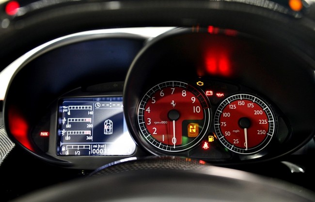 “Rao vặt” siêu xe Ferrari Enzo gần như mới 20