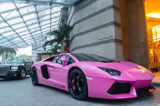 Lamborghini Aventador nổi bần bật với màu hồng sen 1