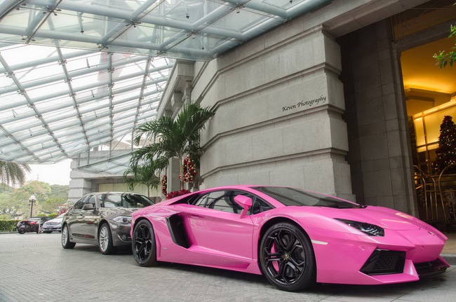 Lamborghini Aventador nổi bần bật với màu hồng sen 2