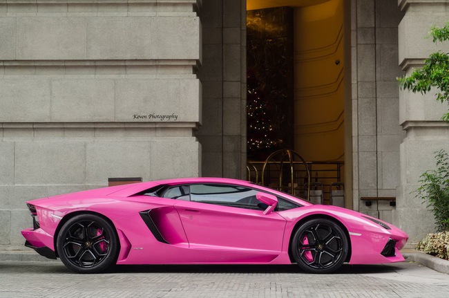 Lamborghini Aventador nổi bần bật với màu hồng sen 3