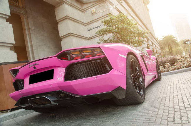Lamborghini Aventador nổi bần bật với màu hồng sen 4