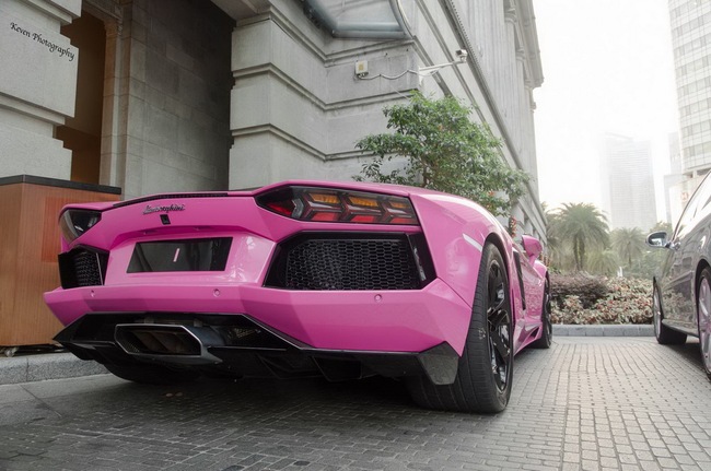 Lamborghini Aventador nổi bần bật với màu hồng sen 5