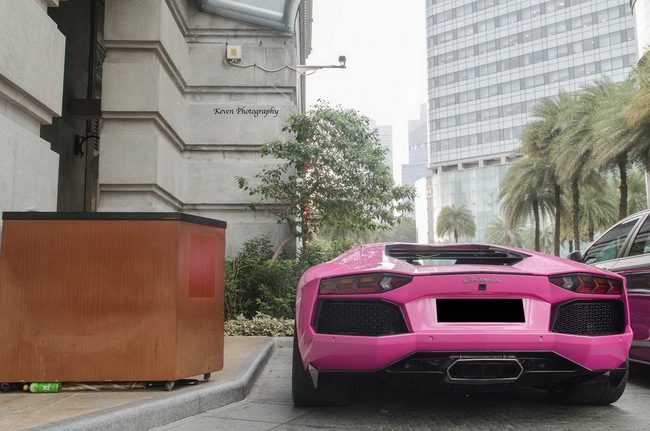 Lamborghini Aventador nổi bần bật với màu hồng sen 6