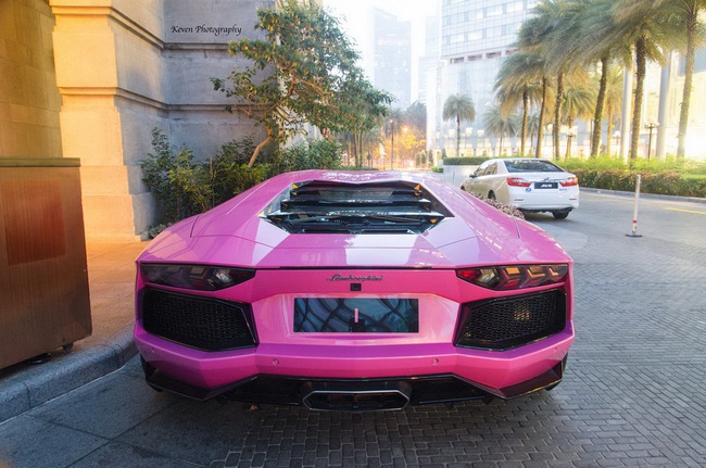 Lamborghini Aventador nổi bần bật với màu hồng sen 7