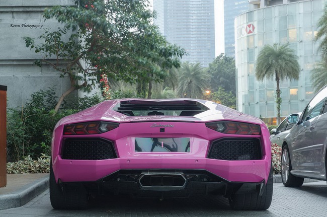 Lamborghini Aventador nổi bần bật với màu hồng sen 8