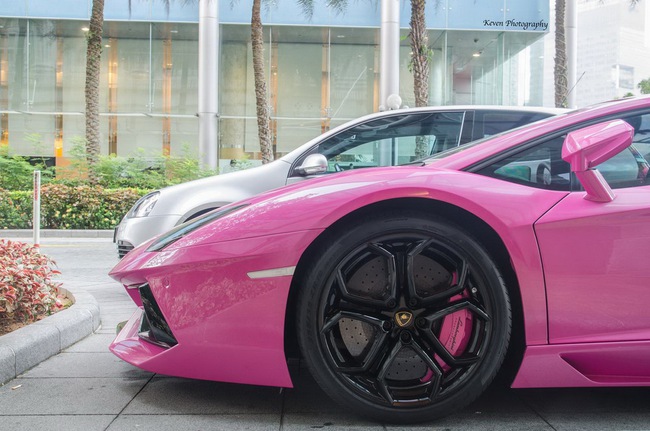 Lamborghini Aventador nổi bần bật với màu hồng sen 11