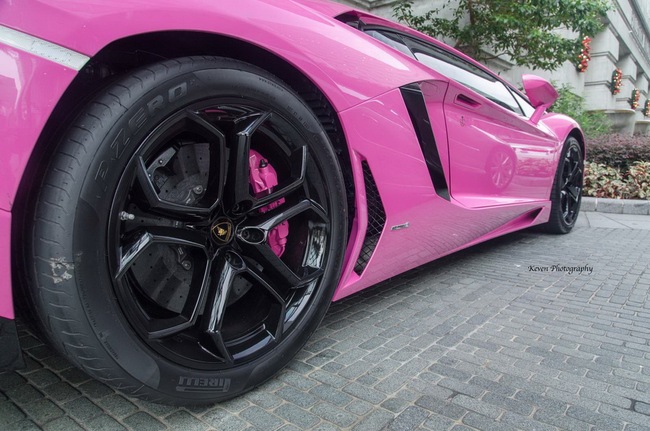 Lamborghini Aventador nổi bần bật với màu hồng sen 12