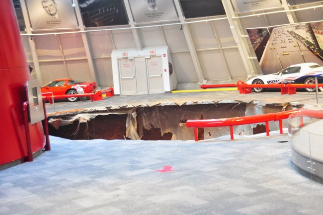 Hố tử thần nuốt trọn tám chiếc Corvette trong bảo tàng 2