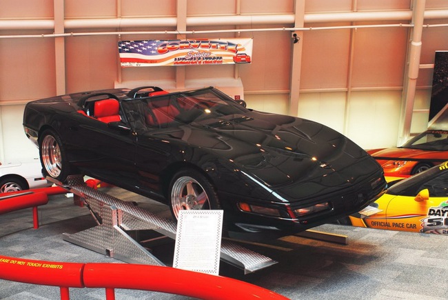 Hố tử thần nuốt trọn t&aacute;m chiếc Corvette trong bảo t&agrave;ng 3