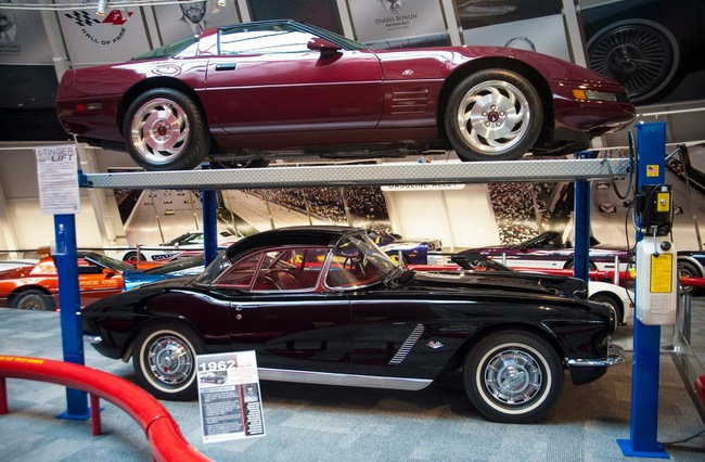 Hố tử thần nuốt trọn t&aacute;m chiếc Corvette trong bảo t&agrave;ng 6
