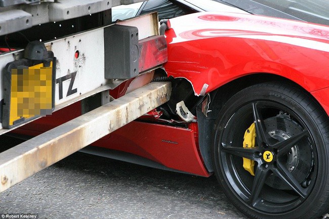 Siêu xe Ferrari 458 Italia bẹp dúm vì xe tải 1
