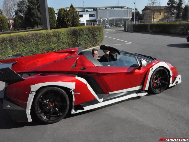 Lamborghini Veneno Roadster “ra phố” 2