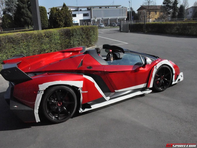 Lamborghini Veneno Roadster “ra phố” 3