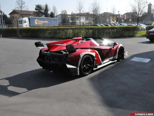 Lamborghini Veneno Roadster “ra phố” 6