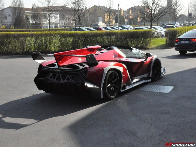 Lamborghini Veneno Roadster “ra phố” 7