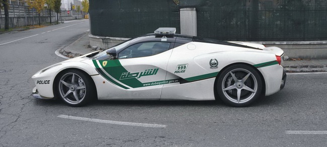 Ngắm LaFerrari và McLaren P1 trong “màu áo” Cảnh sát Dubai 2
