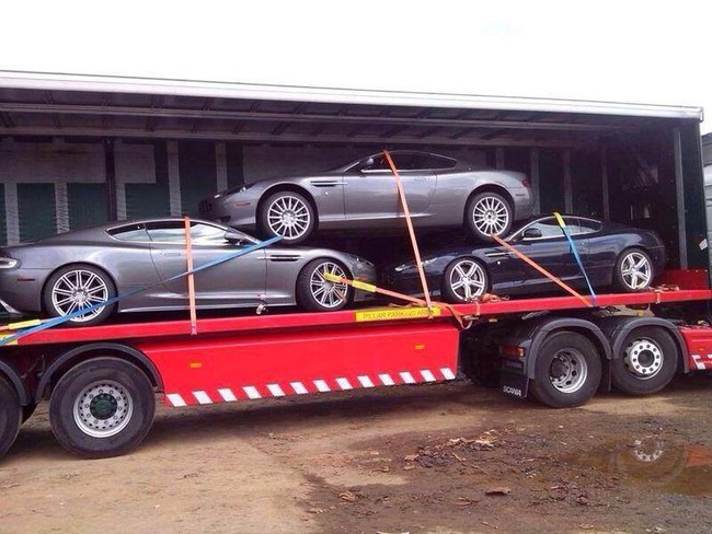 Siêu xe Aston Martin bị đối xử như phế liệu 1