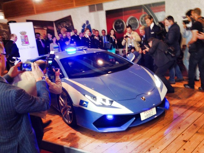 Cảnh sát Ý khoe siêu xe Lamborghini Huracan LP610-4 mới  3