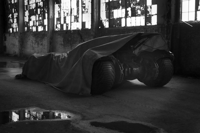Xế khủng trong phim "Batman vs. Superman" lộ diện 2