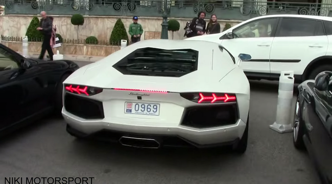 Nhân viên đậu xe phá Lamborghini Aventador 1