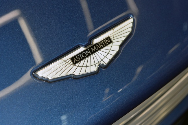 Cận cảnh Aston Martin Vanquish Volante phiên bản Giáng sinh 7