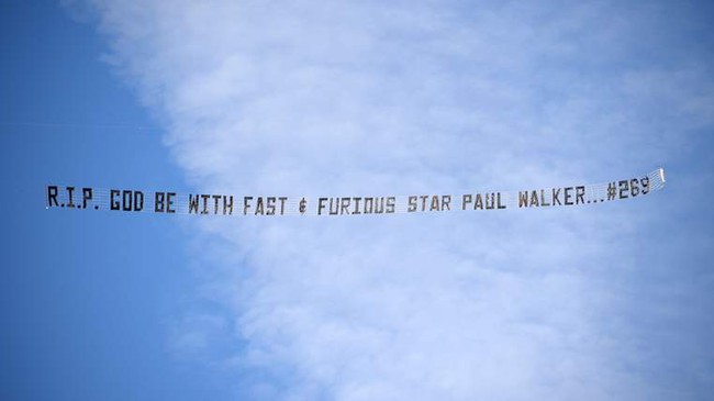 Fan hâm mộ "rồng rắn" với máy bay, xe độ và môtô đến viếng Paul Walker 3
