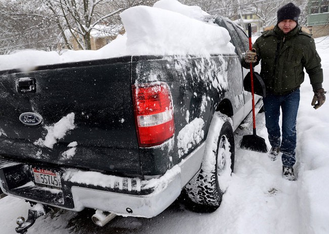 Người dân Mỹ gặp khó khăn vì tuyết rơi quá dày 12