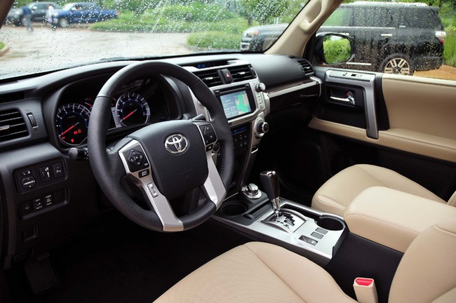 Toyota 4Runner giảm giá 4