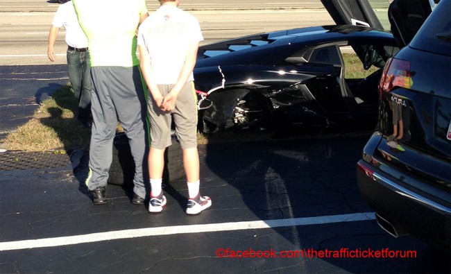 Lamborghini Aventador gặp nạn vì cụ bà "ham hố" lái xe 2