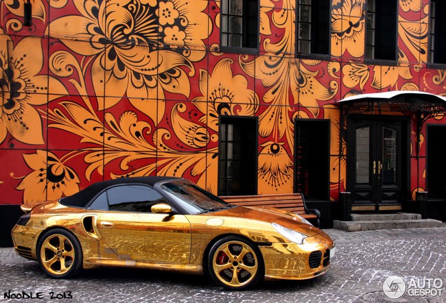 Độc, đẹp và đắt với Porsche 911 Turbo Cabriolet bọc vàng 1