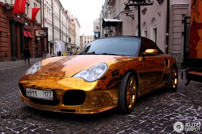 Độc, đẹp và đắt với Porsche 911 Turbo Cabriolet bọc vàng 2