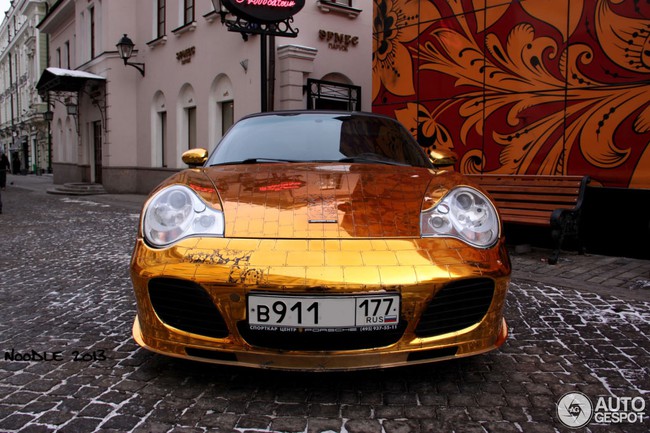 Độc, đẹp và đắt với Porsche 911 Turbo Cabriolet bọc vàng 3