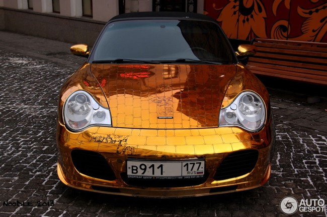 Độc, đẹp và đắt với Porsche 911 Turbo Cabriolet bọc vàng 5