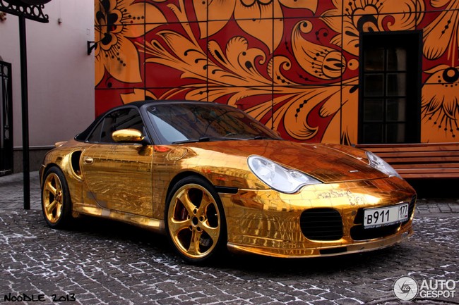 Độc, đẹp và đắt với Porsche 911 Turbo Cabriolet bọc vàng 7