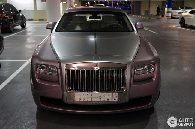 Rolls-Royce Ghost màu hồng độc nhất vô nhị 1