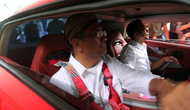 Bộ trưởng Indonesia phá nát xế điện 3