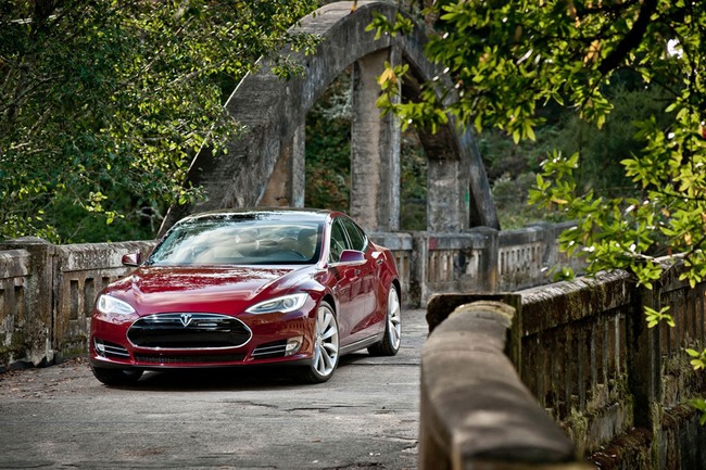 Tesla Model S bất ngờ trở thành xe của năm 2013 1