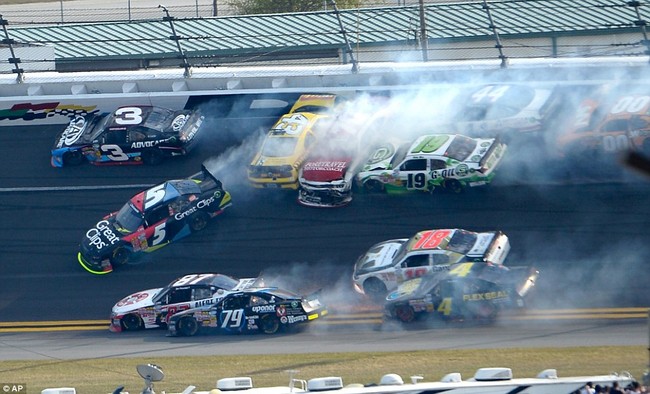 Tai nạn kinh hoàng trên đường đua NASCAR 8