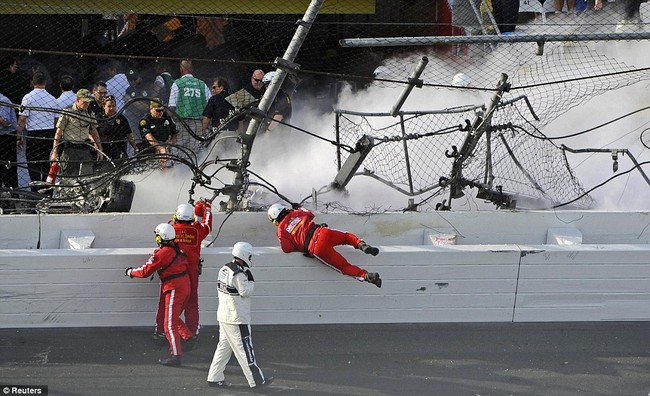 Tai nạn kinh hoàng trên đường đua NASCAR 11
