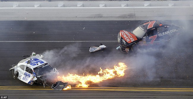 Tai nạn kinh hoàng trên đường đua NASCAR 6