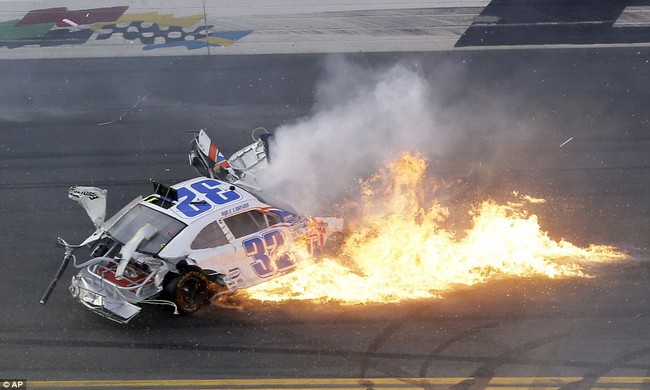Tai nạn kinh hoàng trên đường đua NASCAR 7